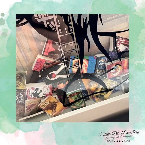 Booklover Shadow Box 8“ x 8“ filled with 48 mini books - Picture 3 of 4